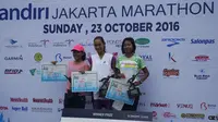 Pelari nasional, Rini Budiarti (tengah), memenangi Mandiri Jakarta Marathon 2016 pada nomor 10 kilometer, Minggu (23/10/2016). (Bola.com/Andhika Putra)