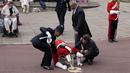 Menantang panas untuk kedua kalinya sejak akhir pekan, anggota Household Cavalry dan Yeoman Warders berbaris di jalan-jalan Windsor saat Raja memimpin prosesi menuju Kapel St George. (AP Photo/Kirsty Wigglesworth, Pool)