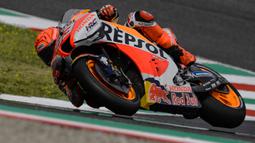 Perfoma Marquez memang mengalami penurunan drastis usai kecelakaan di MotoGP Jerez 2022. Saat itu, ia terjatuh di tikungan ke-3 dan terperosok ke gravel. Tubuhnya terpental ke udara hingga tulang lengan kanan - antara siku dan bahu - mengalami patah. Akibatnya, Marquez diharuskan istirahat hampir semusim penuh. (AFP/Filippo Monteforte)