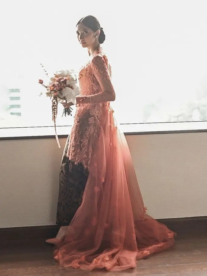 Inspirasi Kebaya Modern untuk Pertunangan