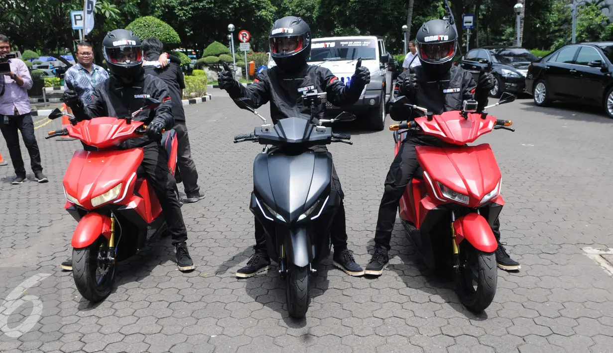 Pengendara dari ITS menggunakan motor listrik GESITS saat seremoni pelepasan 'GESITS Tour de Jawa Bali' di Jakarta, Senin (7/11). Touring ini akan menempuh jarak 1.200 km, mulai dari Jakarta sampai Bali dari 7-12 November 2016. (Liputan6.com/Helmi Afandi)
