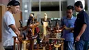 Pengunjung melihat pameran keris Bali dan Lombok di Gedung MPR/DPR RI, Kompleks Parlemen, Senayan, Jakarta, Rabu (15/3). Pameran ini berlangsung mulai hari ini 15 - 17 maret 2017 dan dibuka langsung oleh Ketua DPR Setya Novanto. (Liputan6.com/Johan Tallo)