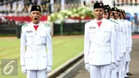 Anggota paskibraka 2016 melaksanakan gladi bersih upacara HUT ke-71 Kemerdekaan RI di Istana Merdeka, Jakarta, Senin (15/8). Kegiatan gladi bersih ini juga ditampilkan pengibaran bendera merah putih oleh Paskibraka 2016. (Liputan6.com/Faizal Fanani)