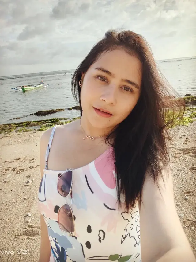 7 Momen Liburan Prilly Latuconsina di Bali, Wajah Bangun Tidurnya Jadi Sorotan