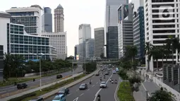 Pengendara melintasi ruas jalan Jenderal Sudirman, Jakarta, Kamis (26/3/2020). Sejak pemerintah melakukan himbauan melakukan seluruh aktivitas dari dalam rumah akibat merebaknya virus corona Covid-19, ruas-ruas jalan Ibu Kota terlihat lengang. (Liputan6.com/Helmi Fithriansyah)