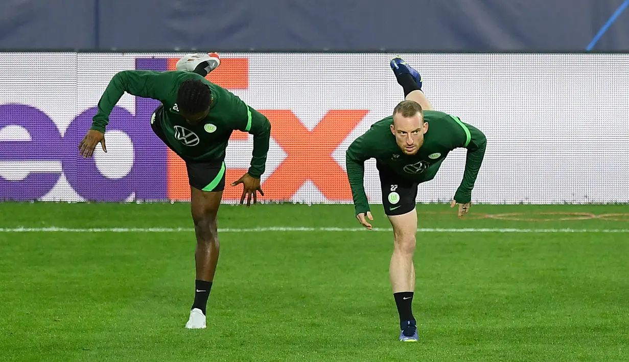 Para pemain Wolfsburg mengikuti sesi latihan di Seville, Spanyol, 22 November 2021. Wolfsburg akan menghdapi Sevilla pada pertandingan sepak bola Grup G Liga Champions. (JORGE GUERRERO/AFP)