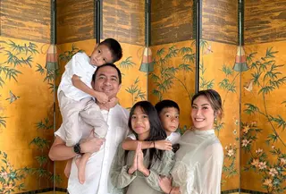 Mulai dari Bunga Citra Lestari hingga Ashanty, berikut gaya kompak keluarga artis rayakan Idul Adha 2025. [@mrsayudewi].