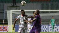 Penyerang Borneo FC, Boaz Solossa (kiri) berebut bola dengan bek Persik Kediri, Andri Ibo dalam laga pekan kedua BRI Liga 1 2021/2022 di Stadion Pakansari, Bogor, Jumat (10/9/2021). Borneo FC kalah 0-1. (Foto: Bola.com/Ikhwan Yanuar)