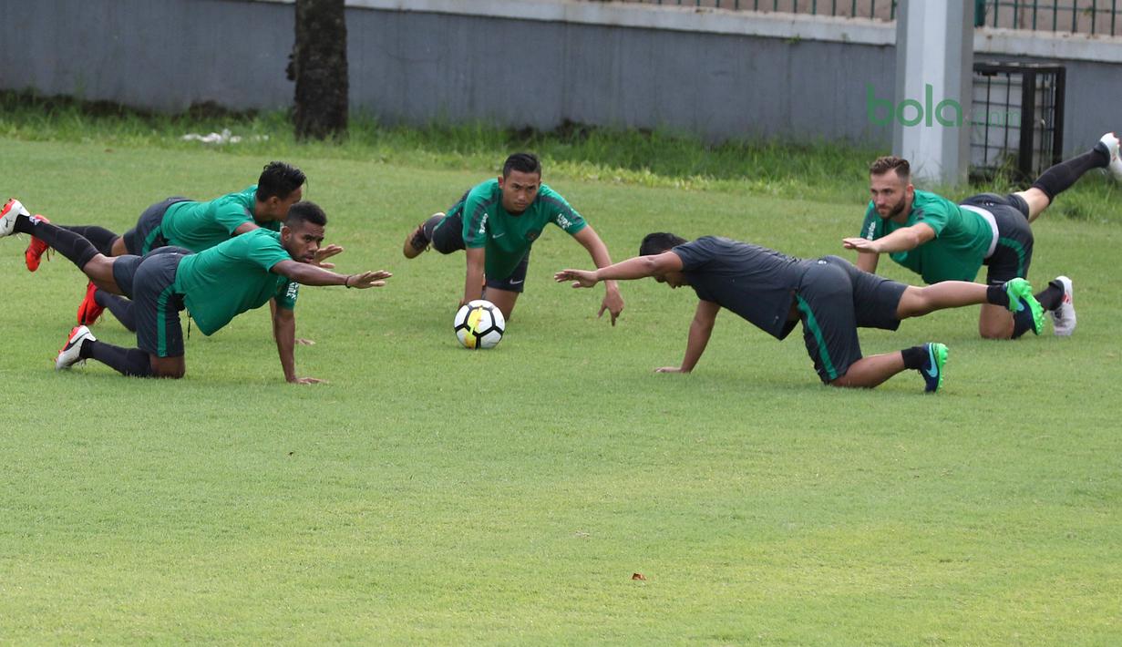 Ilija Spasojevic (kanan) dan tiga pemain Bali United berlatih terpisah pada sesi latihan Timnas Indonesia U-23 di Lapangan A,B,C, Senayan, Jakarta (18/2/2018). Latihan ini merupakan persiapan Asian Games 2018. (Bola.com/Nick Hanoatubun)