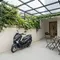 7 Desain Garasi Motor yang Menyatu dengan Teras untuk Rumah Sempit, Solusi Pintar Hunian Minimalis