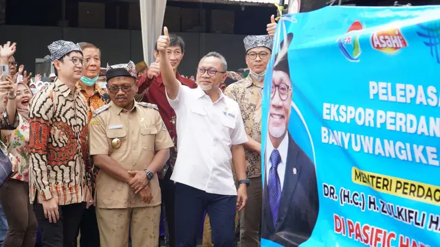 Menteri Perdagangan atau Mendag Zulkifli Hasan melakukan pelepasan ekspor produk ikan sarden ke Australia milik CV Pasific Harvest di Banyuwangi, Jawa Timur, Selasa, (22/11/2022).