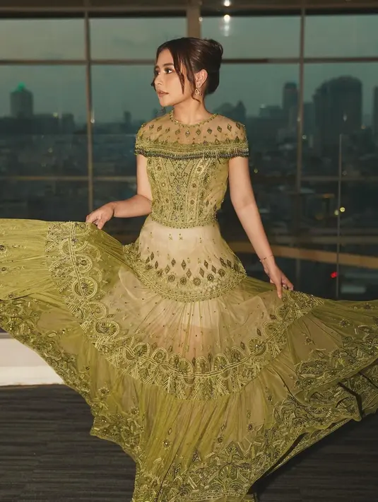<p>Manis dan elegan, gaun hijau yang dikenakan Prilly terlihat sangat cocok untuknya. (sumber: Instagram @prillylatuconsina96)</p>