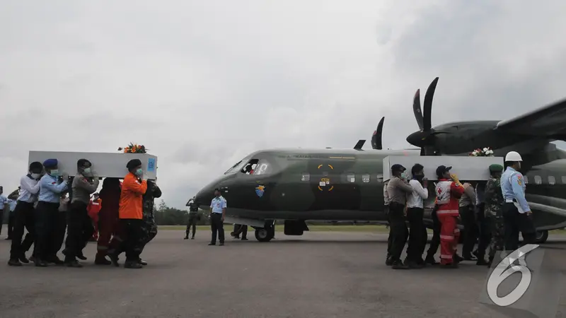 Awan Hitam Selimuti Iringan Jenazah AirAsia ke Surabaya