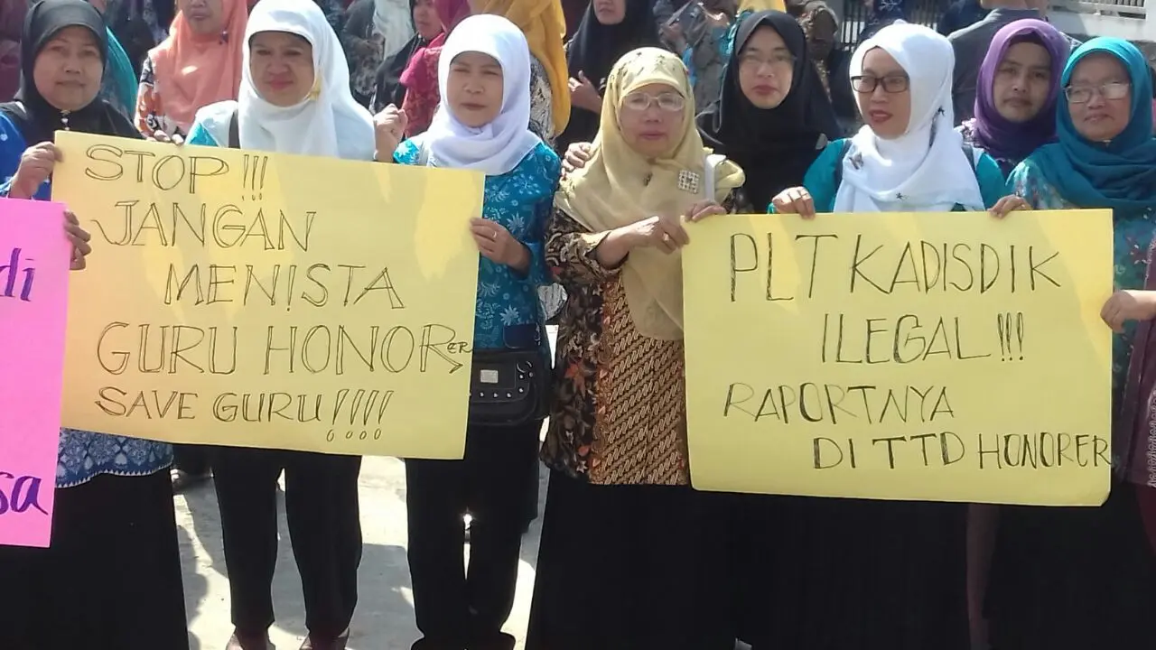 Guru honorer di Garut memilih demo daripada mengajar siswa