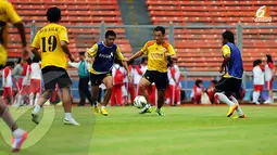 Pemain asing Semen Padang asal Korea Selatan Yoo Hyun Goo (kedua dari kanan) juga ikut disiapkan untuk menggedor lini pertahanan Persija Jakarta (Liputan6.com/Helmi Fithriansyah)