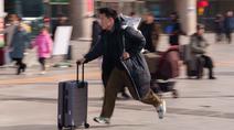 Seorang pria berlari sambil menyeret koper di stasiun kereta api saat orang-orang pulang kampung selama liburan Tahun Baru Imlek di Beijing, China, Selasa 10 Februari 2026. Gelombang migrasi penduduk tahunan terbesar China telah dimulai. (AP Photo/Vincent Thian)