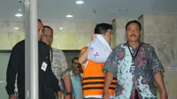 Andrew Hidayat saat keluar dari Gedung KPK, Sabtu dini hari (11/4/2015) (Liputan6.com/Herman Zakharia)