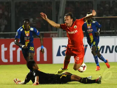 Ivan Bosnjak harus dijatuhkan Kurnia Meiga saat laga Persija kontra Arema Cronus di Stadion GBK Jakarta, Minggu (4/5/2014). (Liputan6.com/Helmi Fithriansyah)