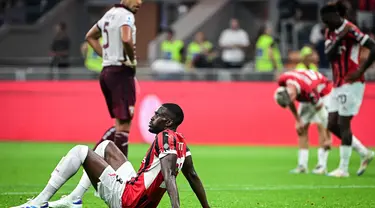 Ekspresi pemain belakang AC Milan, Fikayo Tomori di akhir pertandingan Serie A Italia melawan Torino di Stadion San Siro, Milan, pada Sabtu 17 Agustus 2024 atau Minggu (18/8/2024) dini hari WIB. (Piero CRUCIATTI/AFP)