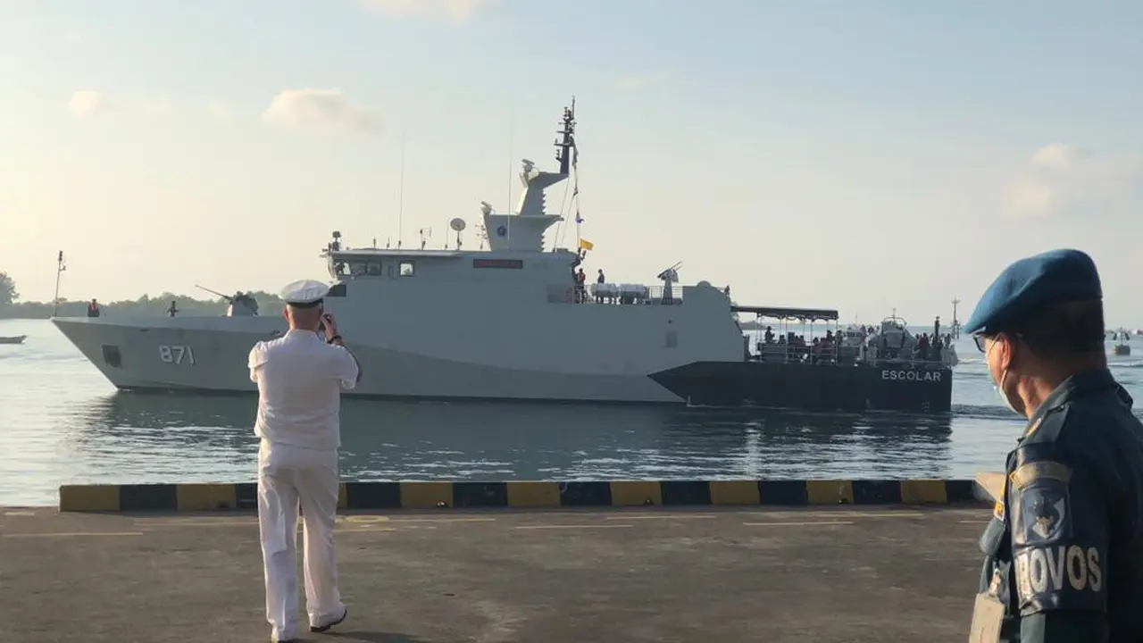 19 ABK WNI KM Bandar Nelayan 188 tiba pada Jumat (21/5/2021) di Pelabuhan Tanjung Benoa, Bali dengan menumpangi Kapal Perang AL Australia HMAS ANZAC. (Photo credit: Kementerian Luar Negeri RI)