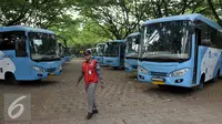 Kopaja terintegrasi Transjakarta terparkir di Parkir Timur Senayan, Jakarta, Selasa (22/12). (Liputan6.com/Johan Tallo)