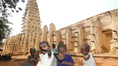 Masjid Bobo Dioulasso terletak di Republik Burkina Faso, Afrika. Masjid ini diperkirakan dibangun pada 1880 dengan gaya Sahel lengkap dengan dua menaranya masing-masing di sisi mihrab dan pintu masuk utama. (en.wikipedia.org)