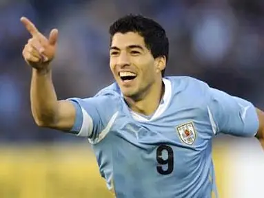 Selebrasi striker Uruguay Luis Suarez usai menjebol gawang Belanda dalam partai persahabatan di Montevideo, 8 Juni 2011. AFP PHOTO/Miguel ROJO
