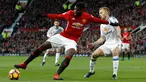 Gelandang Manchester United, Paul Pogba berusaha mengontrol bola dari hadangan gelandang Sunderland, Sebastian Larsson pada pertandingan Liga Inggris di Old Trafford, (26/12).MU menang atas Sunderland dengan skror 3-1. (Reuters/Lee Smith)