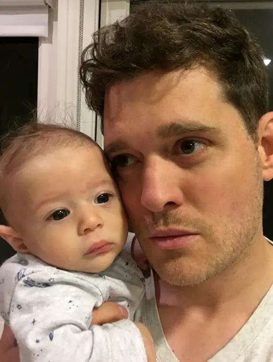 Elias, anak ke-2 pasangan Michael Buble dan Luisana Lopilato tampak terlihat nyaman berada di gendongan sang ayah. Begitu juga denga Michael yang sangat erat memeluk Elias sambil menempelkan wajahnya di pipi gembul Elias. (Instagram/michaelbuble)