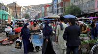 Hiruk-pikuk warga saat berbelanja di Pasar Kota Tua Kabul, Afghanistan, Minggu (8/9/2019). Pada zaman kuno, Kabul merupakan pusat pendidikan, politik, dan budaya. (AP Photo/Ebrahim Noroozi)