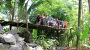 Sejumlah warga bergotong royong mengerjakan pembangunan "Jembatan Asa SCTV" desa Jayasari, Kecamatan Cimarga, Kabupaten Lebak Banten, Minggu (3/5/2015). Program kemanusiaan tersebut dalam rangka memperingati ulang tahun SCTV yang ke-25. (Dok. SCTV)