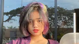 Fuji sendiri beberapa kali terlihat mengubah warna rambutnya. Kekasih dari Thoriq Halilintar ini juga pernah menjajal mewarnai rambut dengan model peek a boo. (Liputan6.com/IG/@fuji_an)