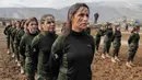 Pasukan perempuan Peshmerga berbaris saat berlatihan dalam upacara kelulusan di Kota Soran, Irak, Rabu (12/2/2020). Latihan militer pasukan bersenjata Kurdi tersebut dilakukan sekitar 100 kilometer timur laut ibu kota otonomi wilayah Kurdi di Irak, Arbil. (SAFIN HAMED/AFP)