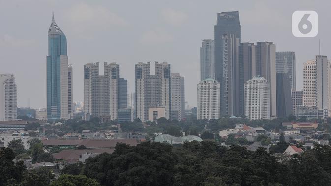 Deretan gedung bertingkat tersamar kabut polusi udara di Jakarta, Selasa (20/4/2021). Berdasarkan data 