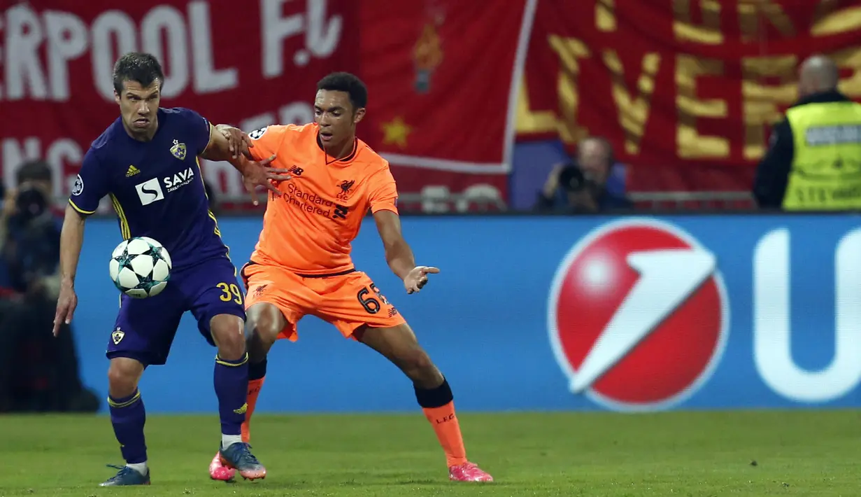 Pemain Liverpool, Trent Alexander-Arnold (kanan) mecetak satu gol untuk kemenangan Liverpool atas Maribor pada laga grup E Liga Champions di Ljudski vrt stadium, Maribor, Slovenia, (17/10/2017). Liverpool menang 7-0. (AP/Darko Bandic)