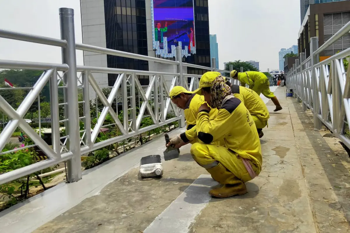 JPO tanpa atap di Jalan Sudirman, Jakarta Rabu (6/11/2019). (Liputan6.com/ Rizki Putra Aslendra)