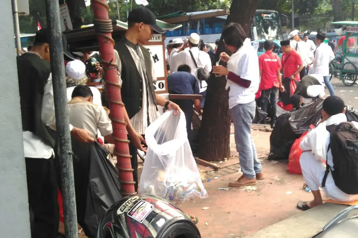 Santri Yusuf Mansur bersihkan sampah berserarakn di depan Masjid Istiqlal