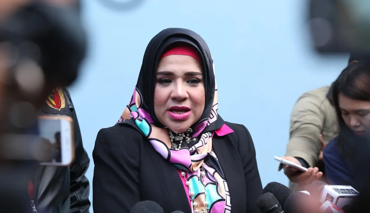 "Umi yang kita lihat alhamdulillah tegar. Tapi kan setelah itu Umi sepanjang jalan pulang tuh udah terkulai lemas di mobil. Dan sampai di rumah juga sedih lagi seperti itu," kata Fitria. (Nurwahyunan/Bintang.com)