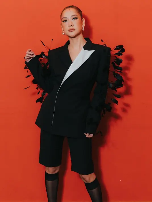 Penampilan Bunga Citral Lestari tampak unik karena ia kenakan celana pendek sebagai paduan. [@itsmebcl]