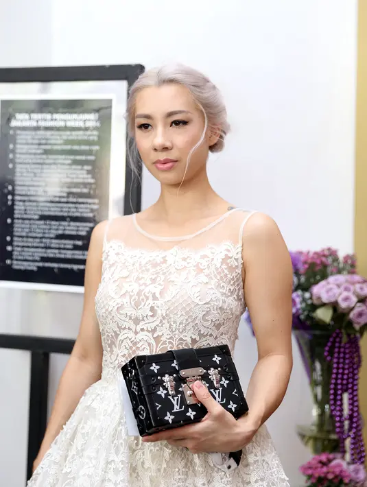 Perubahan drastis memang sangat terlihat pada rambutnya. Namun gaun putih yang dikenakannya membuat Jennifer Bachdim tampil sangat elegan hari itu. (Andy Masela/Bintang.com)