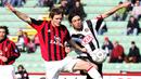 Gelandang AC Milan, Johann Vogel (kiri) berebut bola dengan gelandang Udinese, Vincent Candela pada laga Liga Italia 2005/2006 di Friuli Stadium, Udine (19/3/2006). Johann Vogel yang telah pensiun pada Maret 2012 didatangkan AC Milan dari PSV Eindhoven pada awal musim 2005/2006. Hanya bertahan semusim, ia total tampil dalam 22 laga dengan torehan 1 assist. Bersama Timnas Swiss ia mengoleksi 94 caps dengan torehan 2 gol. (AFP/Paco Serinelli)