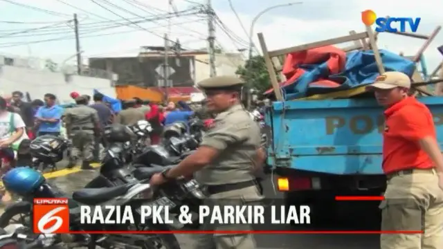 Sudah berulang kali ditertibkan, para PKL dan parkir liar masih menjamur di kawasan Jatinegara.