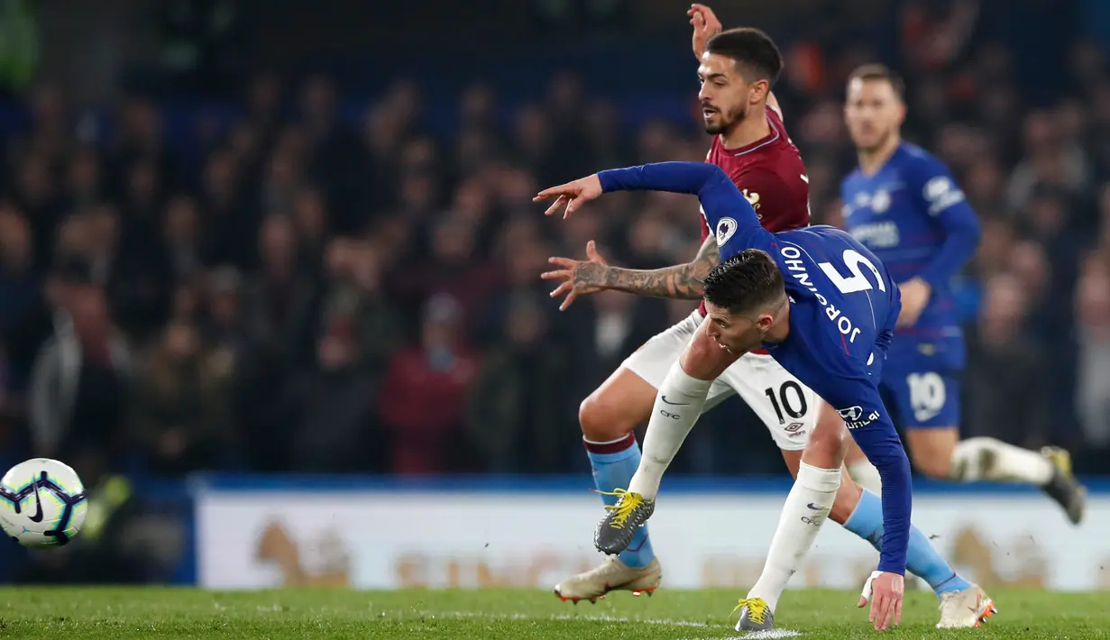 Pemain Chelsea, Jorginho berebut bola dengan pemain West Ham United, Manuel Lanzini dalam lanjutan Liga Inggris 2018/2019 di Stadion Stamford Bridge, Senin (8/4). Chelsea sukses menaklukkan West Ham United dengan skor 2-0. (AP Photo/Alastair Grant)
