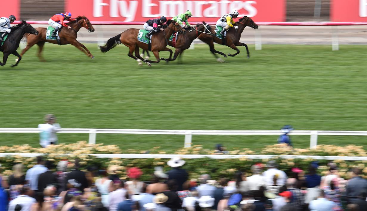Para joki sedang memacu kudanya dalam kejuaraan Melbourne Cup di Flemington Racecourse, Melbourne, Australia, (3/11/2015). (AFP Photo/Paul Crock)