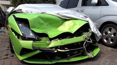 Mobil Lamborghini milik Hotman Paris Hutapea, mengalami kecelakaan, Jakarta, (5/10/14). (Liputan6.com/Johan Tallo)