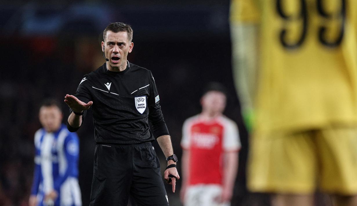 Wasit Clement Turpin saat memimpin laga leg kedua 16 besar Liga Champions 2023/2024 antara Arsenal Melawan Porto di Emirates Stadium, London, Inggris, Rabu (13/03/2024) dini hari WIB. (AFP/Adrian Dennis)