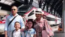 Krisdayanti dan Raul Lemos tidak ingin melewatkan kesempatan untuk dapat berkunjung ke stadion Juventus dengan menggunakan kereta. (Liputan6.com/IG/krisdayantilemos)