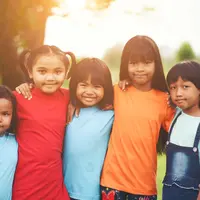 Mengenalkan tanggung jawab rumah tangga kepada anak sejak usia dini adalah langkah penting untuk membentuk kemandirian dan rasa peduli.  (foto/dok: freepik/jcomp)