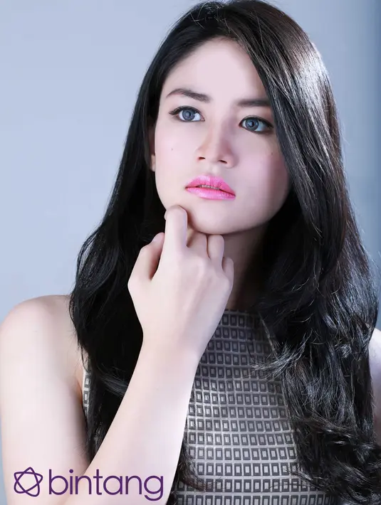 Nina Jane Bustan mendapat dukungan dari sang mama, kakak, dan juga keluarga. Diakui oleh Nina jika dirinya memiliki kedekatan yang erat dengan mamanya,terlebih mamanya adalah seorang ‘single parent’. (Fathan Rangkuti/Bintang.com)