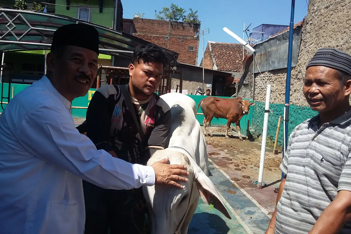 Umuh Muchtar, tak pernah putus berkurban di Idul Adha sejak 1973. (Bola.com/Erwin Snaz)